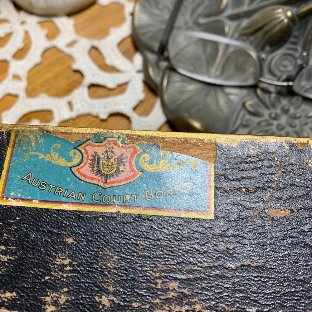 Vintage Gilt Wood & Gesso Dresser Top Glove Box - Picture 7 of 13